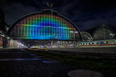 De projectie van de regenboog is te zien op de zijkant van Amsterdam Centraal.