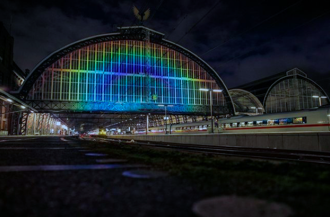 De projectie van de regenboog is te zien op de zijkant van Amsterdam Centraal.