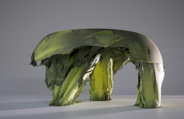 Krukje met een overgang van kleuren (groen, donkergrijs) dat gemaakt is onder invloed van magnetisme, waardoor het materiaal er organisch uitziet.
