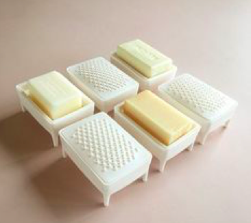 Zeepbakjes gemaakt van plastic afval (waaronder flessen). Project 'Bubble buddy' door Foekje Fleur.