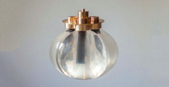 Drie lampen gevuld met vloeistof. Deze speciale lamp kan branden op de energie van bacteriën.