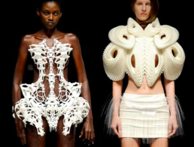 Twee modellen dragen futuristische kledingstukken ontworpen door Iris van Herpen, gemaakt met een 3D-printer en geïnspireerd op technologie en mode.