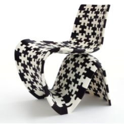 Een van de Makerchairs, de stoelen die Joris Laarman heeft ontworpen. Deze stoelen komen uit de 3D-printer als losse puzzelstukjes en je kunt ze zelf in elkaar zetten om er een stoel van te maken.