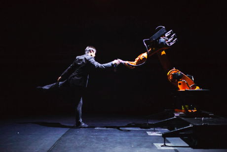 Choreograaf Huang Yi en robot KUKA dansen samen.