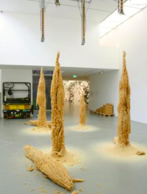 De kunstinstallatie 'Top down, bottom up' van Driessens & Verstappen waarin machines autonoom sculpturen creëren door bijenwas te laten druppelen en daarmee natuurlijke processen nabootsen.