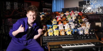 Sam battle naast zijn orgel van Furby's.