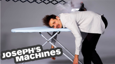 Joseph Herscher die op een strijkplank ligt terwijl zijn hemd wordt gestreken. Een voorbeeld van een van zijn machines die een gekke of grappige kettingreactie uitvoert.