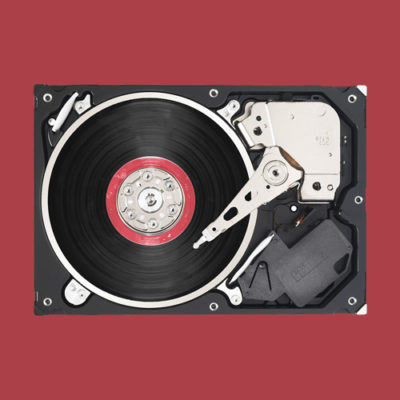 Een visuele representatie van een harde schijf in de vorm van een platenspeler, symboliseert de combinatie van muziek, data en DJs.