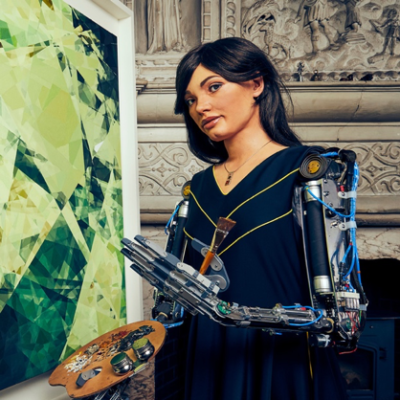 De robotkunstenaar Ai-Da, ontwikkeld door Aidan Meller, bezig met haar kunstwerk.