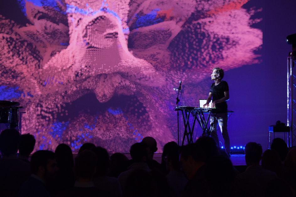 AI Muziek en bijbehorende visuals, geproduceerd door de tool A-Mint van Alex Braga
