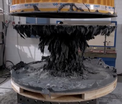 Een elektromagneet trekt vloeibaar ferro-materiaal omhoog, waardoor grillige, organische structuren ontstaan in het werkproces van Jolan van der Wiel. Een voorbeeld van natuurkundige verschijnselen gebruiken in kunst.