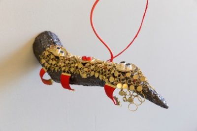 Kunstwerk van Asefeh Tayebani: een draagbare wearable die neurodiversiteit en sociale interactie onderzoekt. Gemaakt van glanzende materialen met opvallende details.