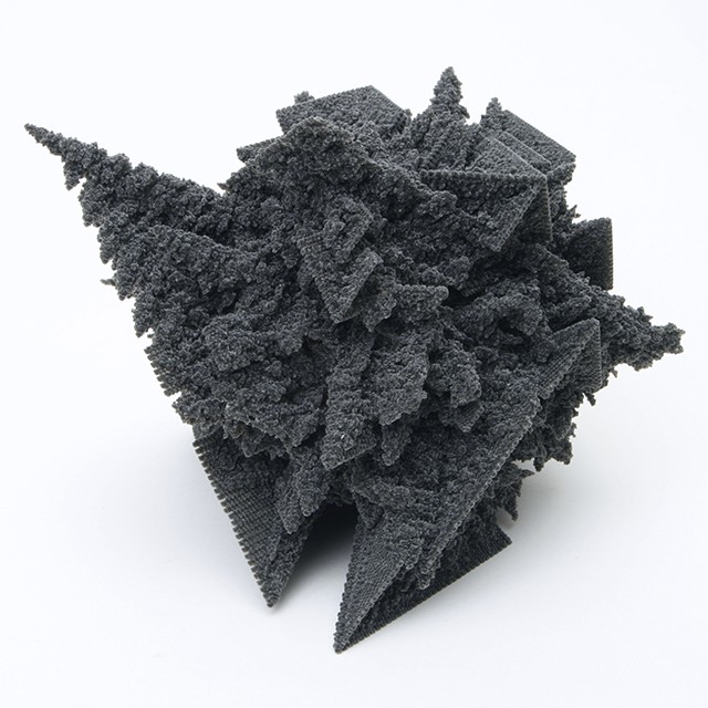 Kunstwerk 'Accretor' (2012) door Driessens and Verstappen. Zwart 3D-object dat door een computerprogramma wordt gevormd.