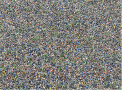 Een detailrijk beeld van duizenden plastic flessen, gecreëerd door Chris Jordan om statistieken over afval en massaconsumptie in beeld te brengen.