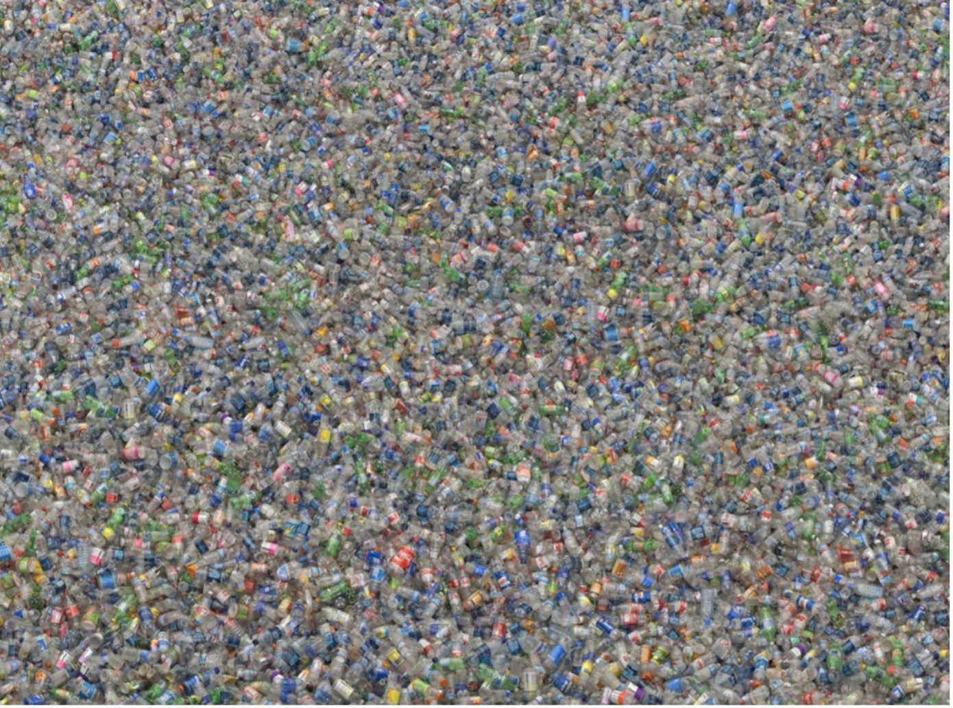 Een detailrijk beeld van duizenden plastic flessen, gecreëerd door Chris Jordan om statistieken over afval en massaconsumptie in beeld te brengen.