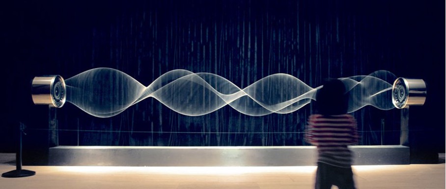 Interactieve installatie 'Waves' van Daniel Palacios, waarin geluid en golven worden gevisualiseerd door de beweging van een gespannen touw in driedimensionale patronen.