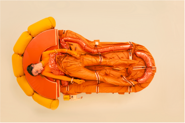 Solitary survival raft is een oranje oplaasbare machine waarin 1 persoon kan overleven. Het heeft kussens die de persoon helpen troosten.